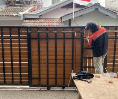 Proses pemasangan pagar custom oleh tim Faming Teknik
