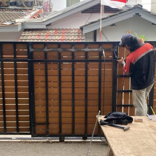 Proses pemasangan pagar custom oleh tim Faming Teknik