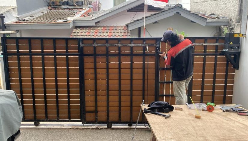 Proses pemasangan pagar custom oleh tim Faming Teknik