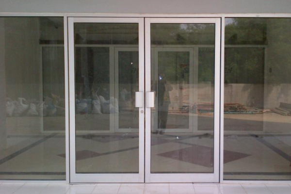Pintu Kaca Frame Aluminium dan Partisi Kaca Aluminium