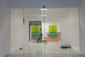 Pintu Kaca Area Komersial – Faming Teknik Pintu kaca pada area masuk bangunan komersial