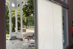 Pintu kaca dengan kusen aluminium pada bangunan