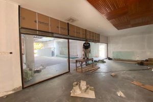 Partisi kaca interior dengan desain modern