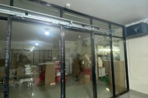 Pintu kaca dengan kusen aluminium pada bangunan