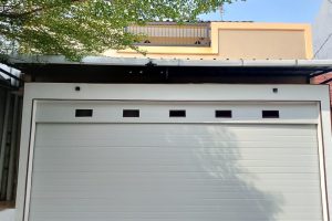 Pintu Garasi Custom – Faming Teknik Pintu garasi custom terpasang pada rumah tinggal
